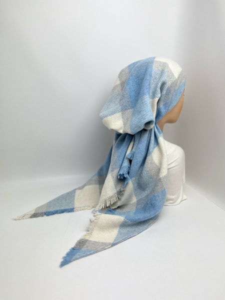 Бандана теплая с имитацией платка голубо-белая квадраты фото