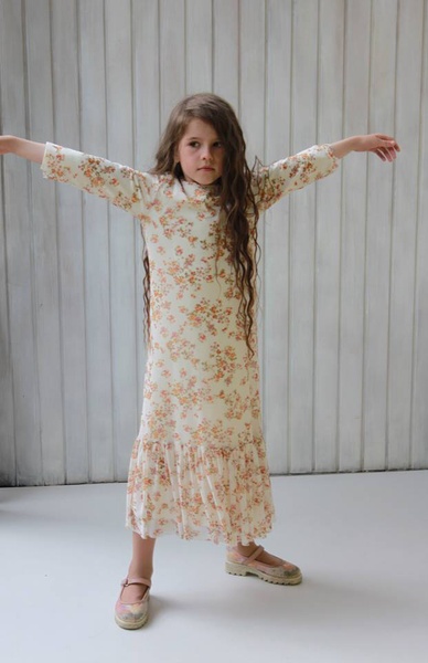 Детское платье-сеточка с воланом молочного цвета фото