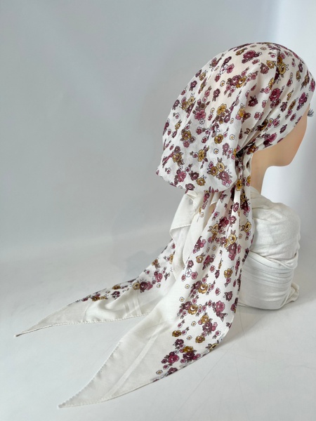 Бандана с имитацией платка белая с мелкими цветочками фото