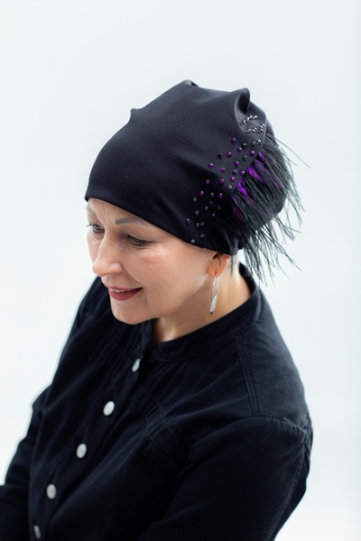 Шапочка Мириам теплая черная со съемным украшением перья фиолет фото