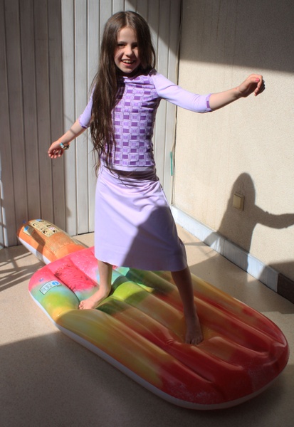 Дитячий купальний костюм комбілегінси лілові та кофтинка з принтом квадрати фото