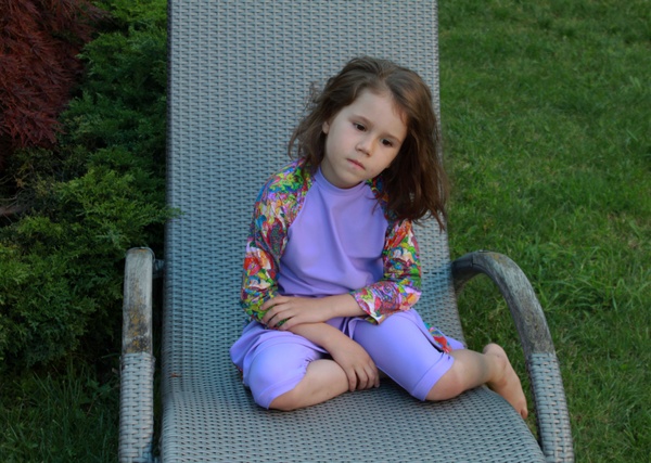 Дитячий купальний костюм спідничка, легінси та кофтинка бузок з різнокольоровим принтом фото