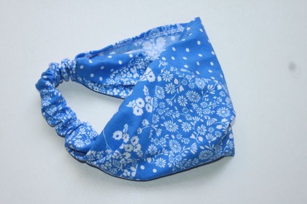 Голубая хлопчатобумажная повязка на резинке с принтом белые цветы фото