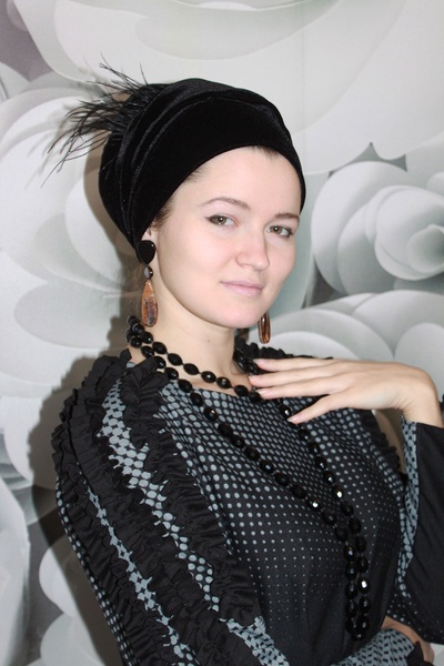 Шапочка Энжи Классика со вшитым объемом велюровая чёрная с перьями фото