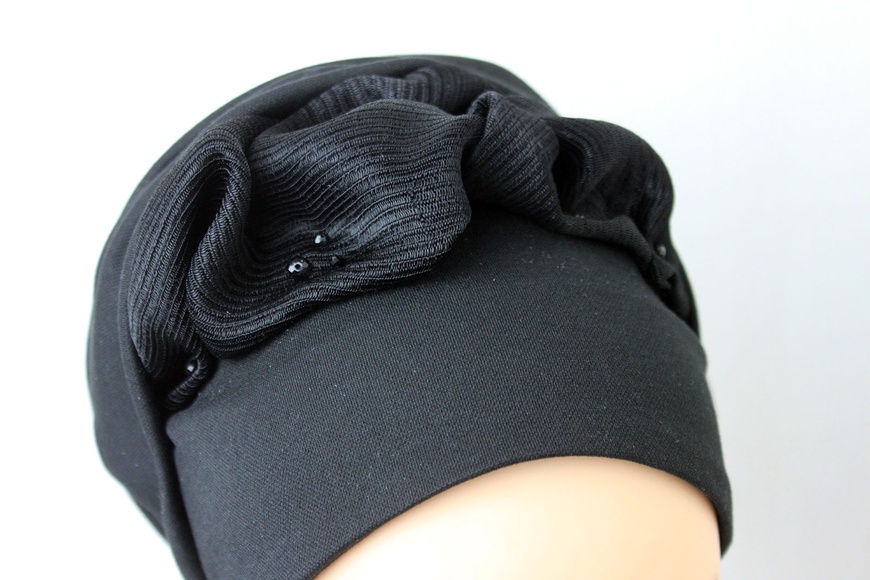 Шапочка Енжі Класика зі вшитим об'ємом чорна з шовковою прикрасою фото