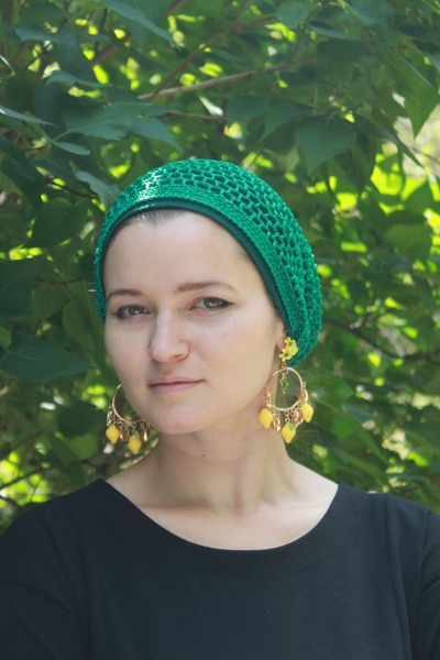 Шапочка Нити с плетенной сеткой ручной работы зеленая на темно-зеленой основе (форма Мини) фото