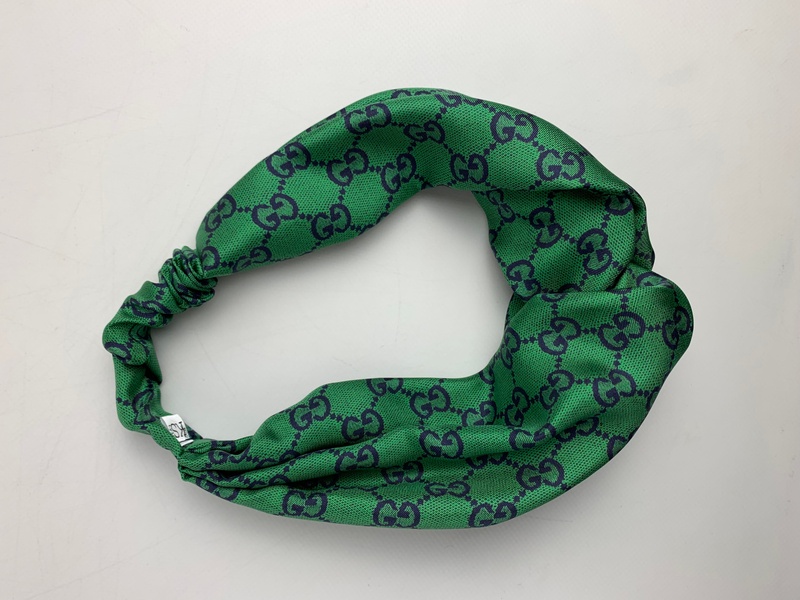 Объемная повязка "Пухляш" из брендовой ткани Gucci зелёная фото