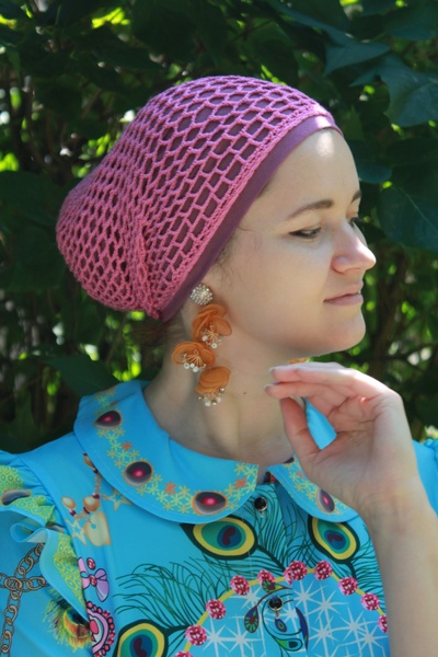 Шапочка Нити с плетенной сеткой ручной работы розовая на сливовой основе (форма Мини) фото
