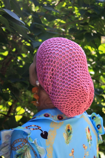 Шапочка Нити с плетенной сеткой ручной работы розовая на сливовой основе (форма Мини) фото