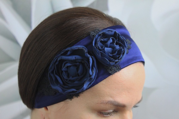 Пов'язка Іда синя з шифоновими квітами на оксамитовій основі фото