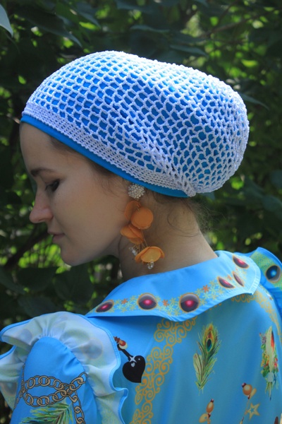 Шапочка Нити с плетенной сеткой ручной работы белая на голубой основе (форма Мини) фото