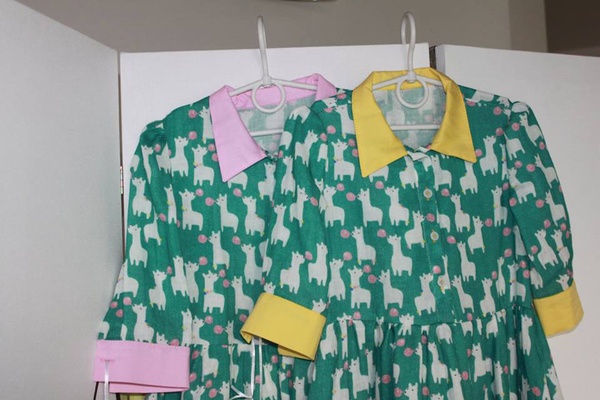 Дитяча сукня-сорочка Зелена з принтом "Лами дують гумку" фото