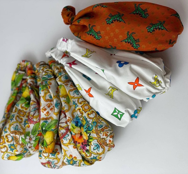 Объемная повязка "Пухляш" из брендовой ткани Dior "Динозавры" фото
