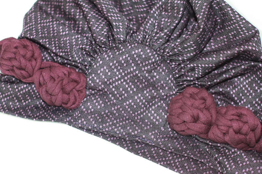 Шапочка Павлин легкая бордо с плетенным украшением фото