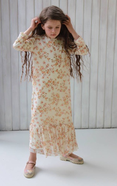 Дитяча сукня-сіточка з воланом молочна в квіточку фото