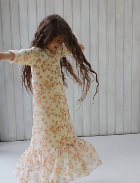 Дитяча сукня-сіточка з воланом молочна в квіточку фото