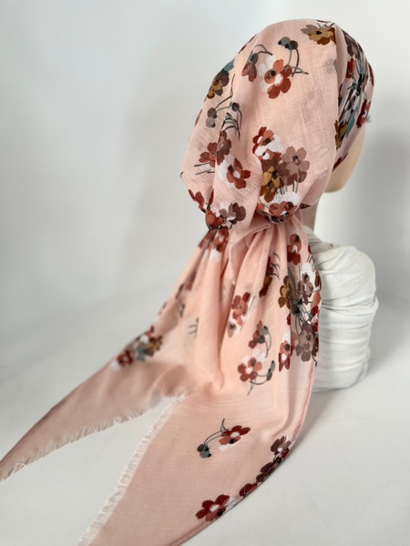 Бандана с имитацией платка оттенка персик с цветочным принтом  фото