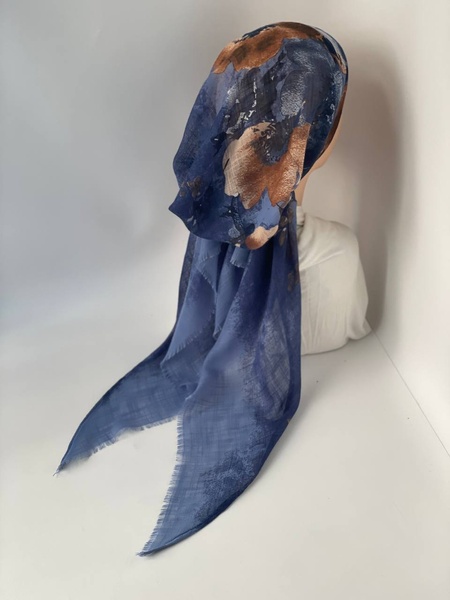 Бандана с имитацией платка синяя с принтом акварельные цветы фото