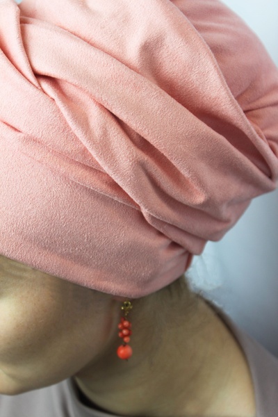 Шапочка Енжі Класика зі вшитим об'ємом з еко-замшу персик фото