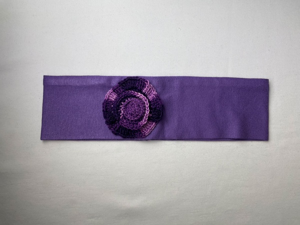 Фіолетова трикотажна пов'язка із в'язаною прикрасою фото