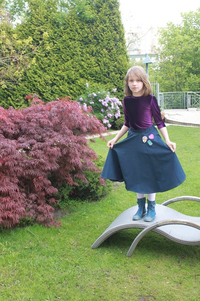 Детская джинсовая юбка с аппликацией из нашивок фото