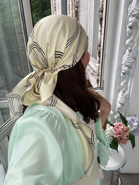 Шовкова бандана з імітацією хустки з плавними лініями фото
