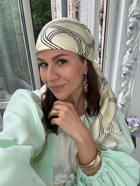 Шовкова бандана з імітацією хустки з плавними лініями фото