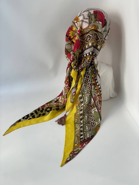 Бандана с имитацией платка принтованная с желтыми хвостиками фото