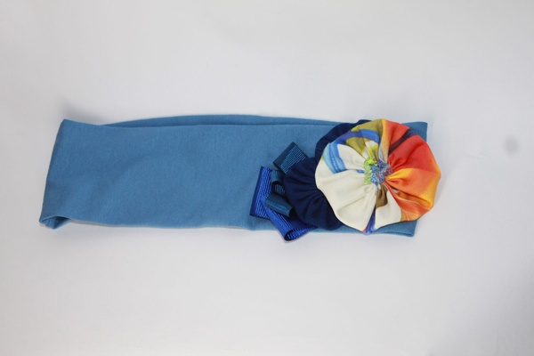 Синяя трикотажная повязка с украшением ручной работы в виде цветка фото