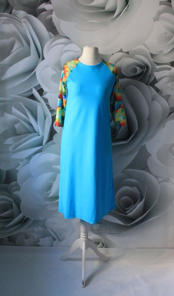 Купальна сукня пряма блакитна з різнокольоровими кульками фото