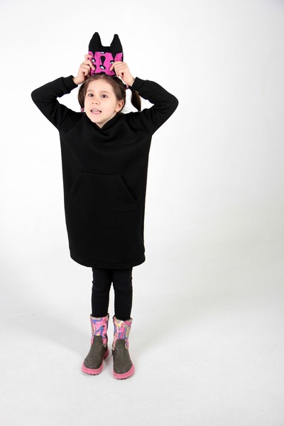 Чёрное детское платье-худи с начесом с подкладкой "Коты" в капюшоне фото