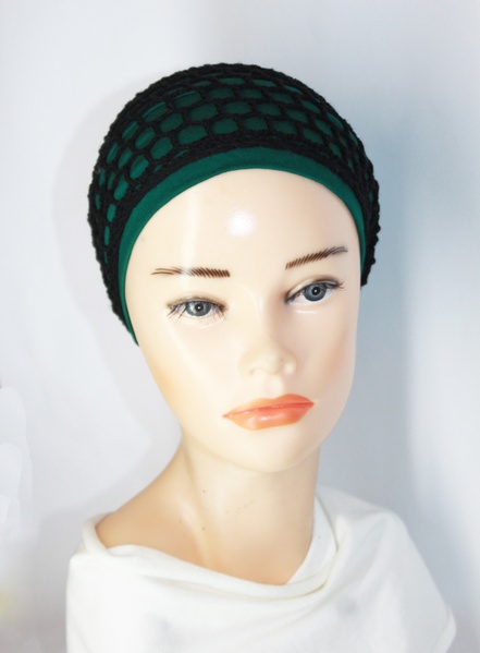 Шапочка Нити с плетенной сеткой ручной работы чорная на зеленой основе (форма Мини) фото