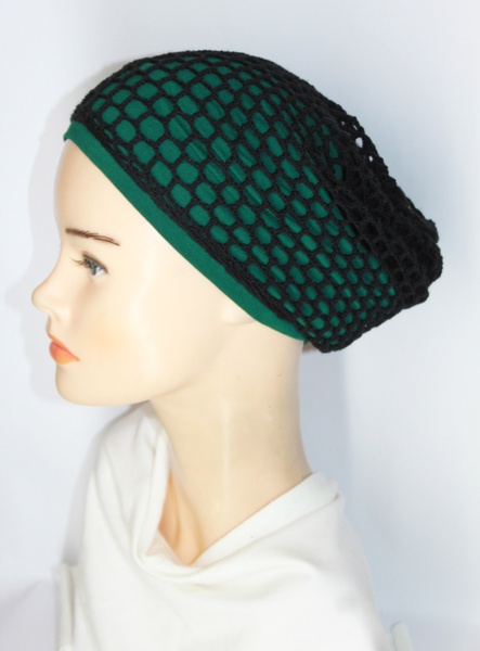 Шапочка Нити с плетенной сеткой ручной работы чорная на зеленой основе (форма Мини) фото