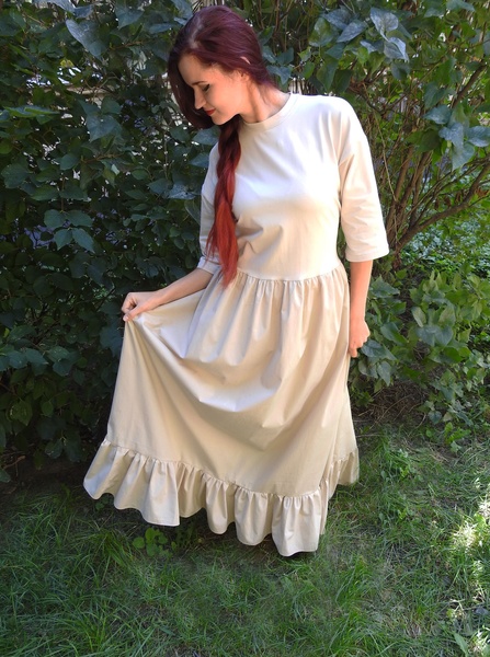 Сукня-футболка з пишною спідницею бежева фото