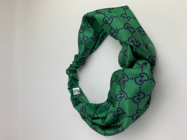 Объемная повязка "Пухляш" из брендовой ткани Gucci зелёная фото