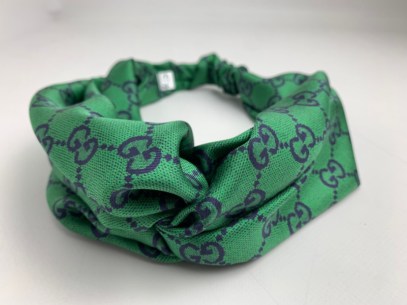 Об'ємна пов'язка "Пухляш" із брендової тканини Gucci зелена фото