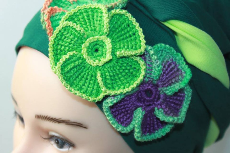 Тюрбан Лея зелений з зеленим і салатовим хвостиками та в'язаними квітами фото