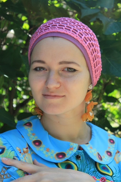 Шапочка Ніті з плетеною сіткою ручної роботи рожева на сливовій основі (форма Міні) фото