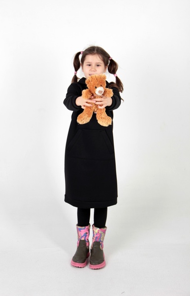 Чёрное детское платье-худи с начесом с подкладкой "Малина" в капюшоне фото