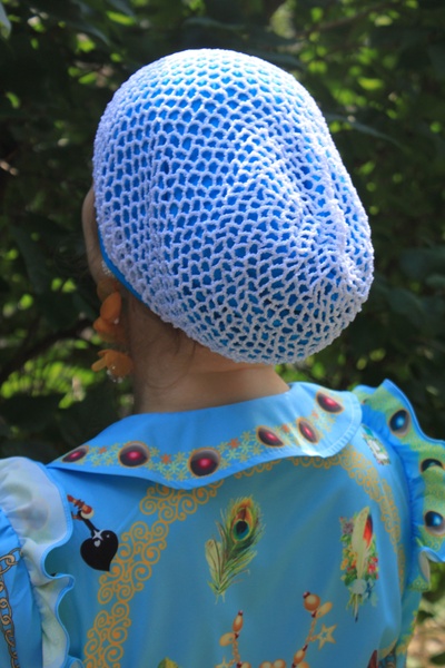 Шапочка Нити с плетенной сеткой ручной работы белая на голубой основе (форма Мини) фото