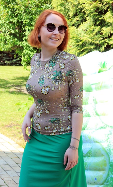 Купальный костюм (зеленая юбочка+кофточка с драгоценным принтом) фото