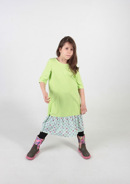 Детское платье с воланом салатового цвета и принтом макаруны фото