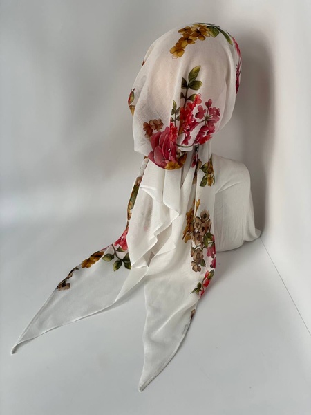 Бандана с имитацией платка белая с принтом яркие цветы фото