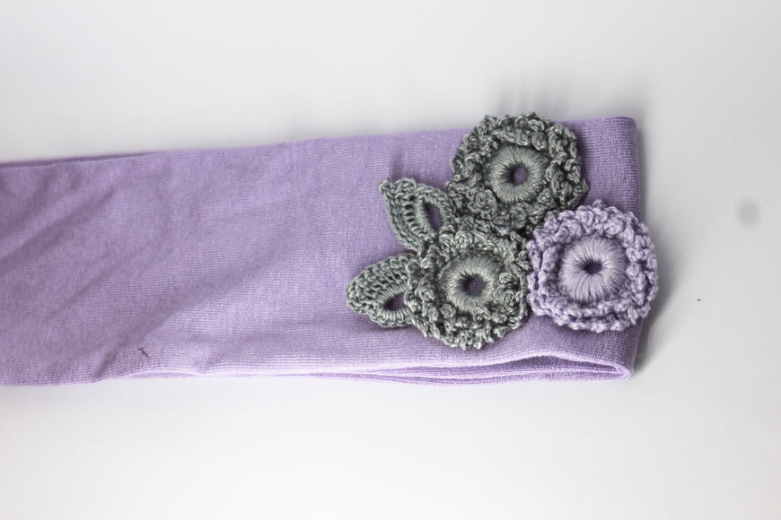 Лиловая повязка с вязаным украшением ручной работы "Три цветка" фото