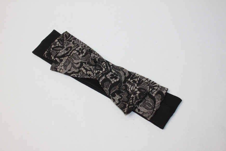 Черная трикотажная повязка с украшением в виде принтованного банта фото
