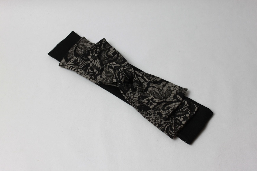 Черная трикотажная повязка с украшением в виде принтованного банта фото