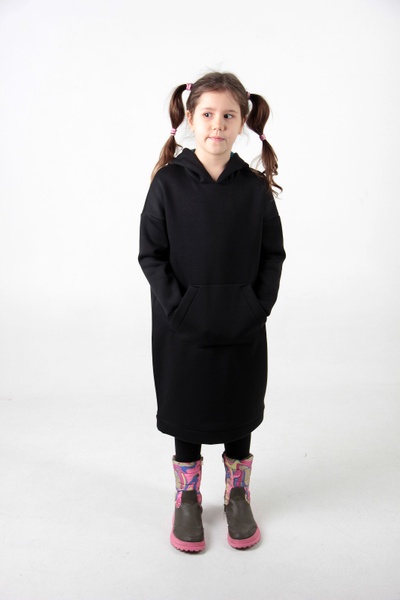 Чорна дитяча сукня-худі з начосом та квітковим принтом фото