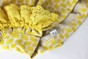 Шапочка Павлина трикотажная принт желтые прямоугольник и рюшики сзади hatpavatrpr-5 фото 4